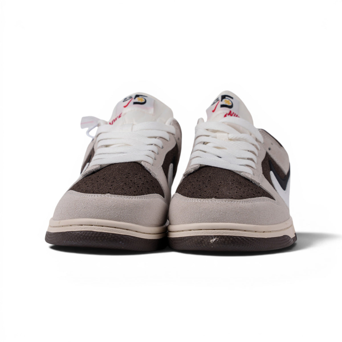 Nike Dunk Low бежево-коричневые кроссовки — вид спереди | GAMEOVERSHOP