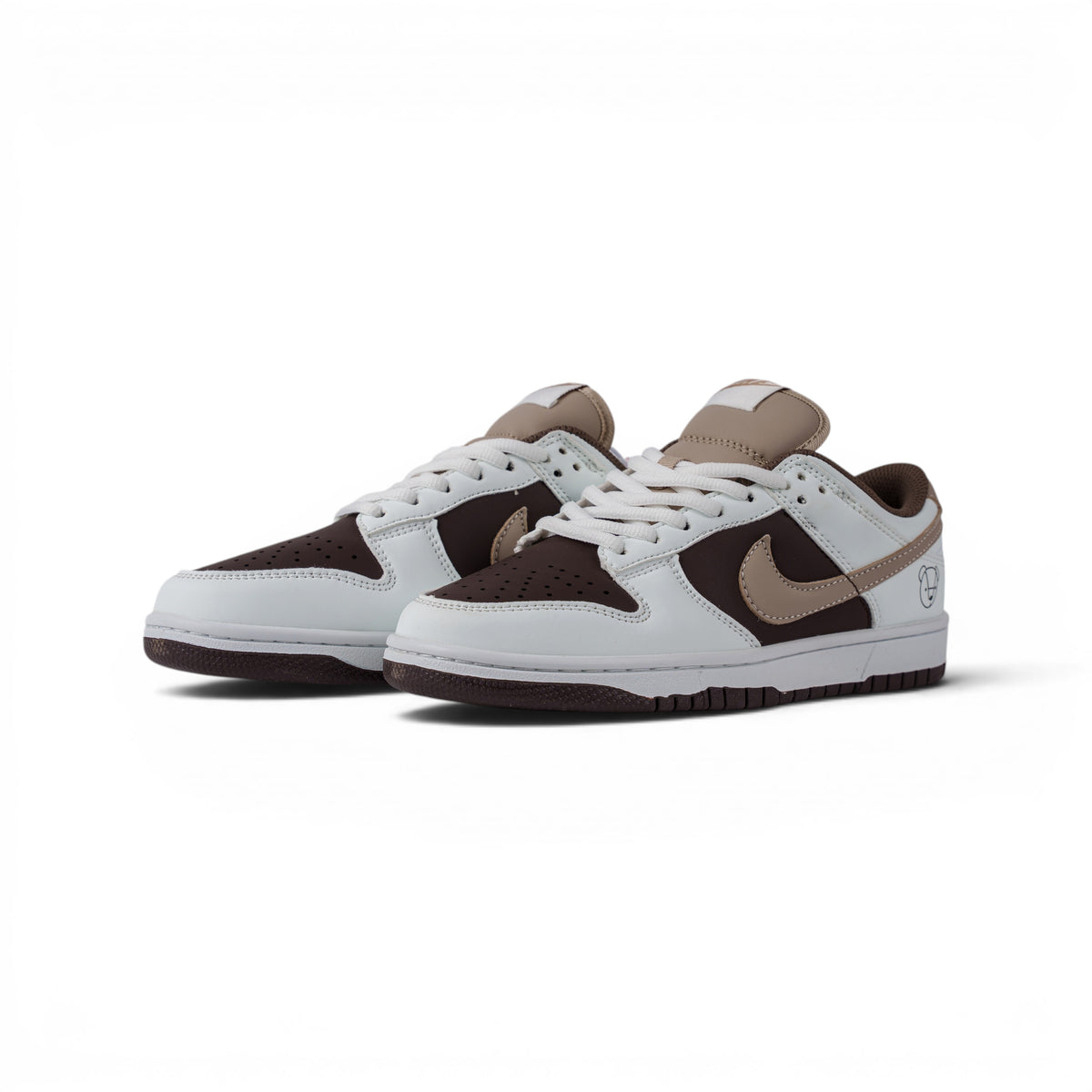 Nike Dunk Low бело-коричневые кроссовки — пара, вид спереди сбоку | GAMEOVERSHOP