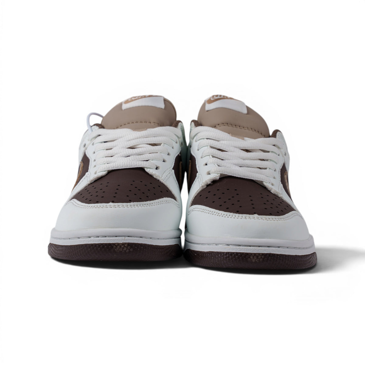 Nike Dunk Low бело-коричневые кроссовки — вид спереди | GAMEOVERSHOP