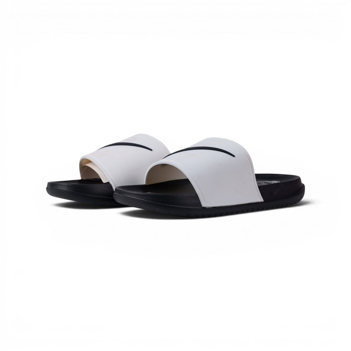 Nike Benassi чёрно-белые сланцы — пара, вид спереди сбоку | GAMEOVERSHOP