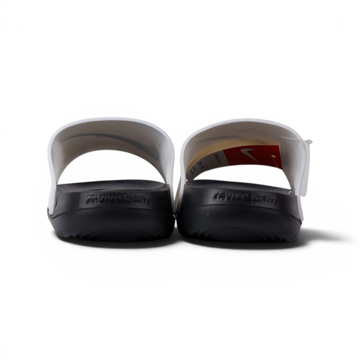 Nike Benassi чёрно-белые сланцы — вид сзади, пара | GAMEOVERSHOP