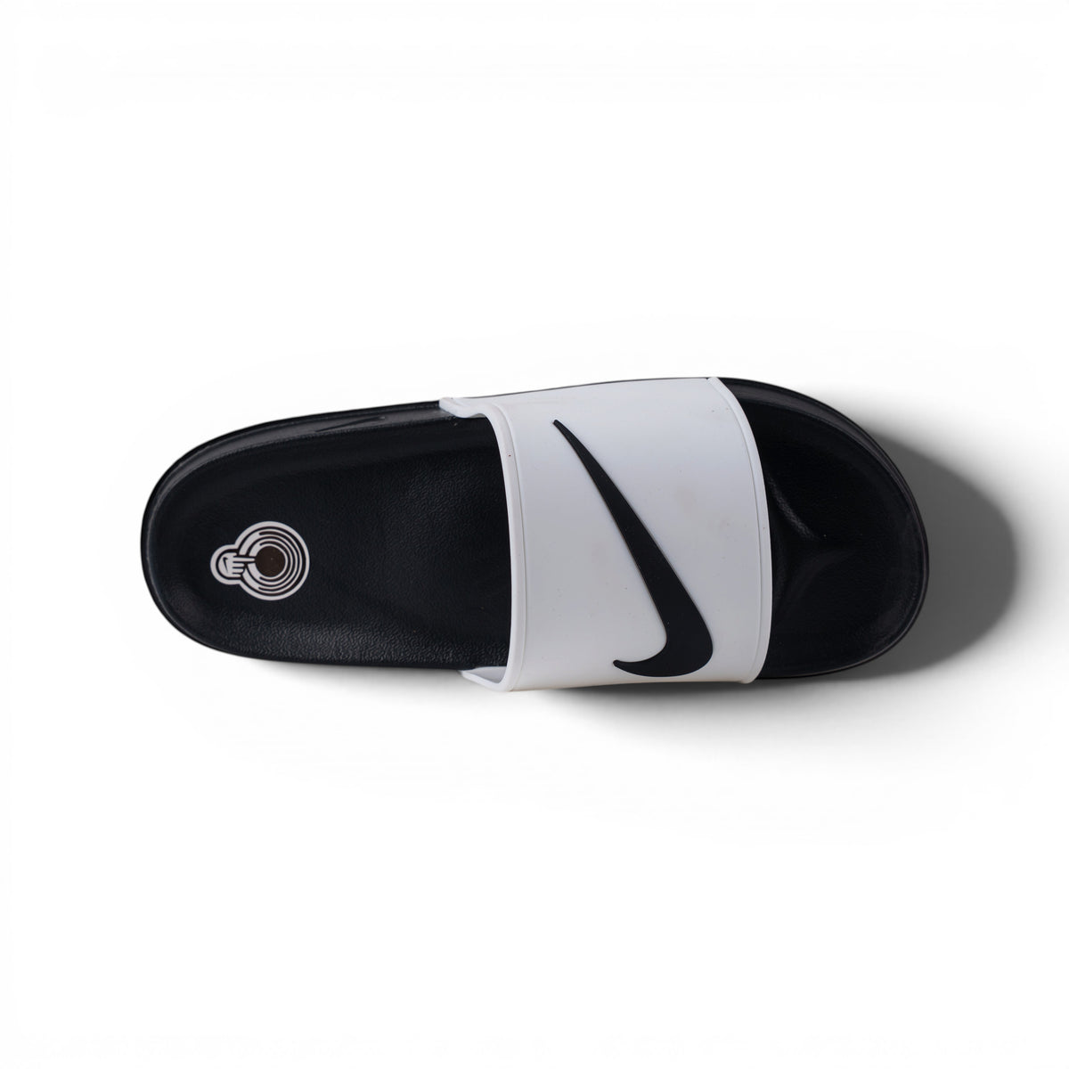 Nike Benassi чёрно-белые сланцы — вид сверху | GAMEOVERSHOP