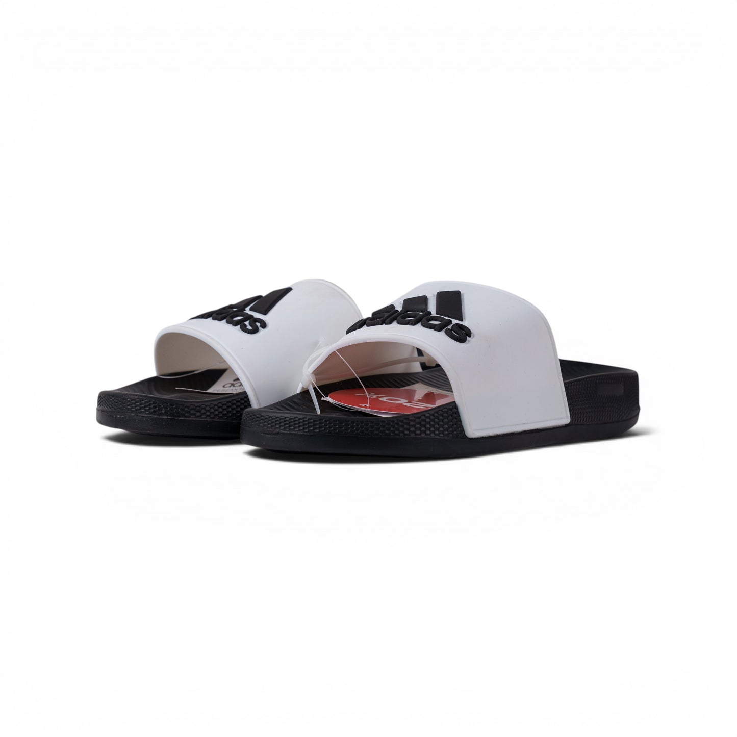 Adidas Adilette чёрные сланцы — пара, вид спереди сбоку | GAMEOVERSHOP