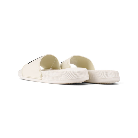 Adidas Adilette белые сланцы — пара, вид сзади сбоку | GAMEOVERSHOP
