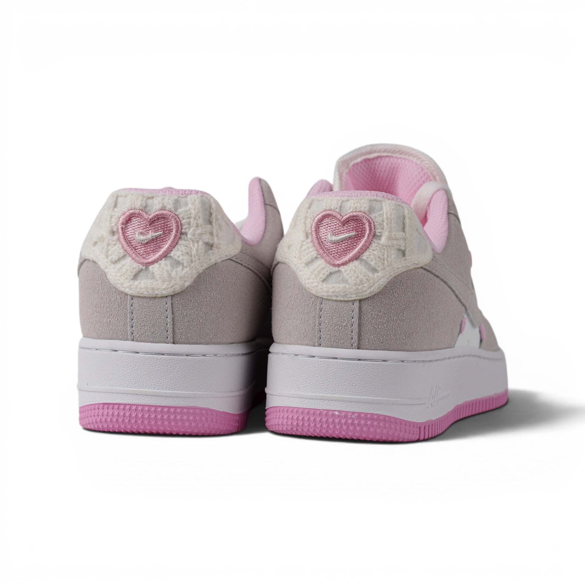 Nike Air Force 1 Low серо-розовые кроссовки — вид сзади, сердечки на пятке | GAMEOVERSHOP