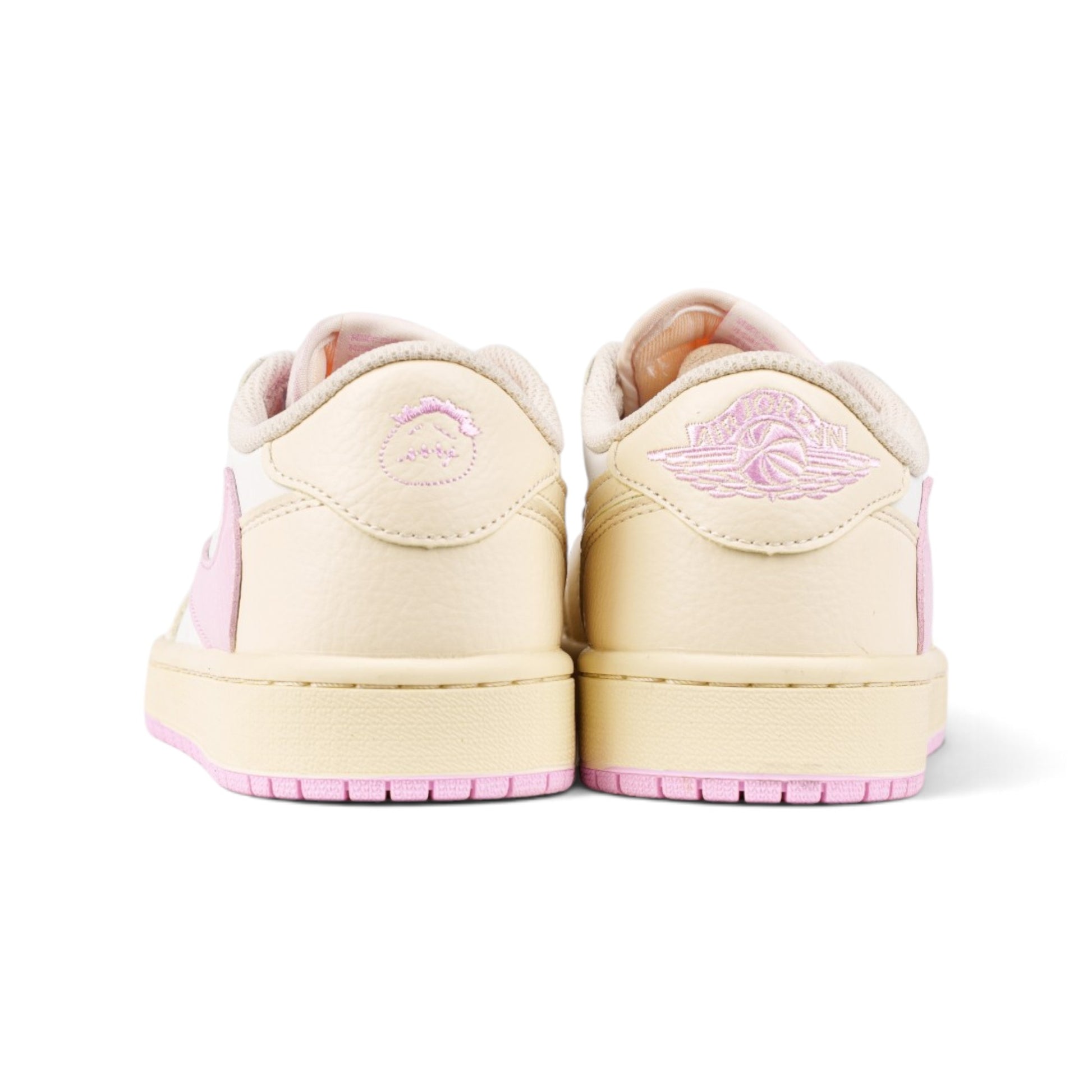 Nike Air Jordan 1 бежево-розовые кроссовки — пара, вид сзади прямо | GAMEOVERSHOP