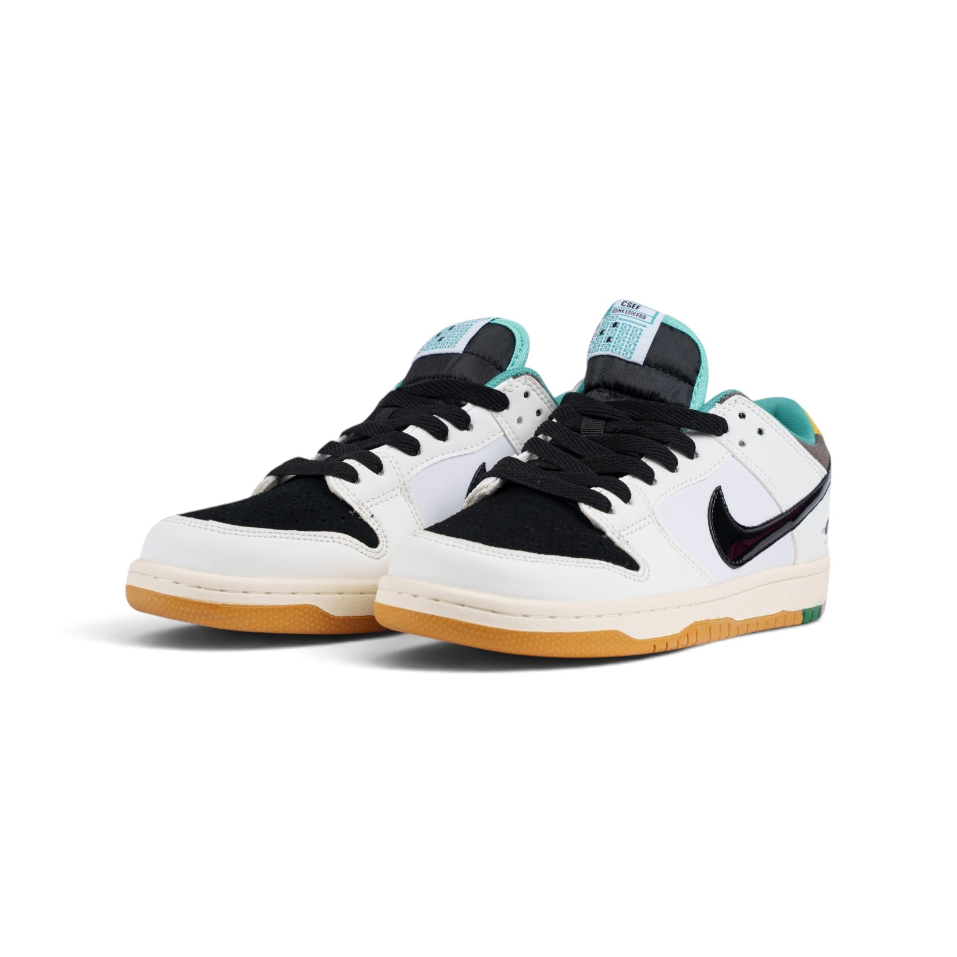 Nike SB Dunk Low бело-чёрные кроссовки — пара, вид спереди сбоку | GAMEOVERSHOP