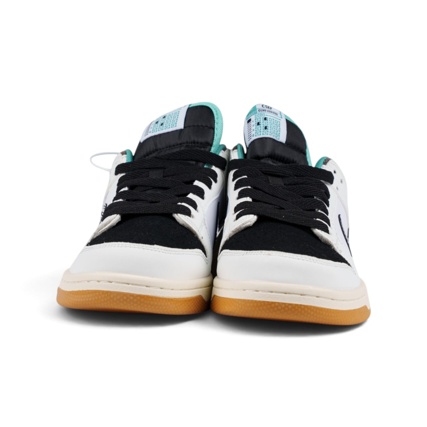 Nike SB Dunk Low бело-чёрные кроссовки — вид спереди, пара | GAMEOVERSHOP