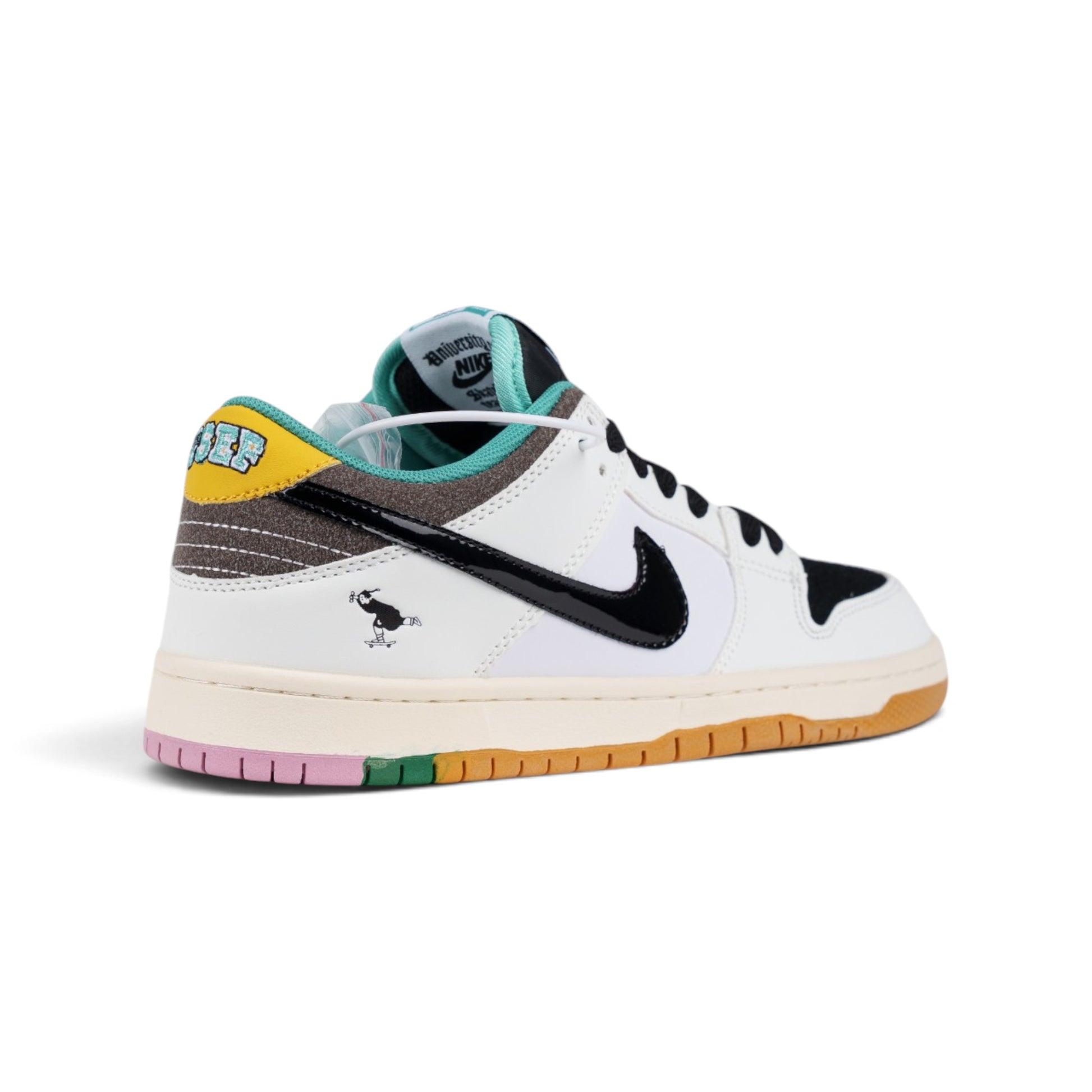 Nike SB Dunk Low бело-чёрные кроссовки — вид сбоку, крупный план | GAMEOVERSHOP