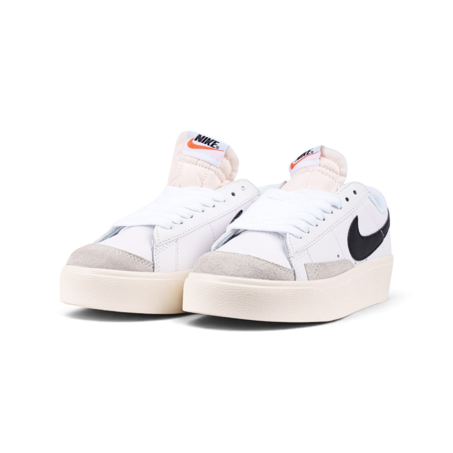 Nike Blazer Low Platform белые кеды — пара, вид спереди сбоку | GAMEOVERSHOP
