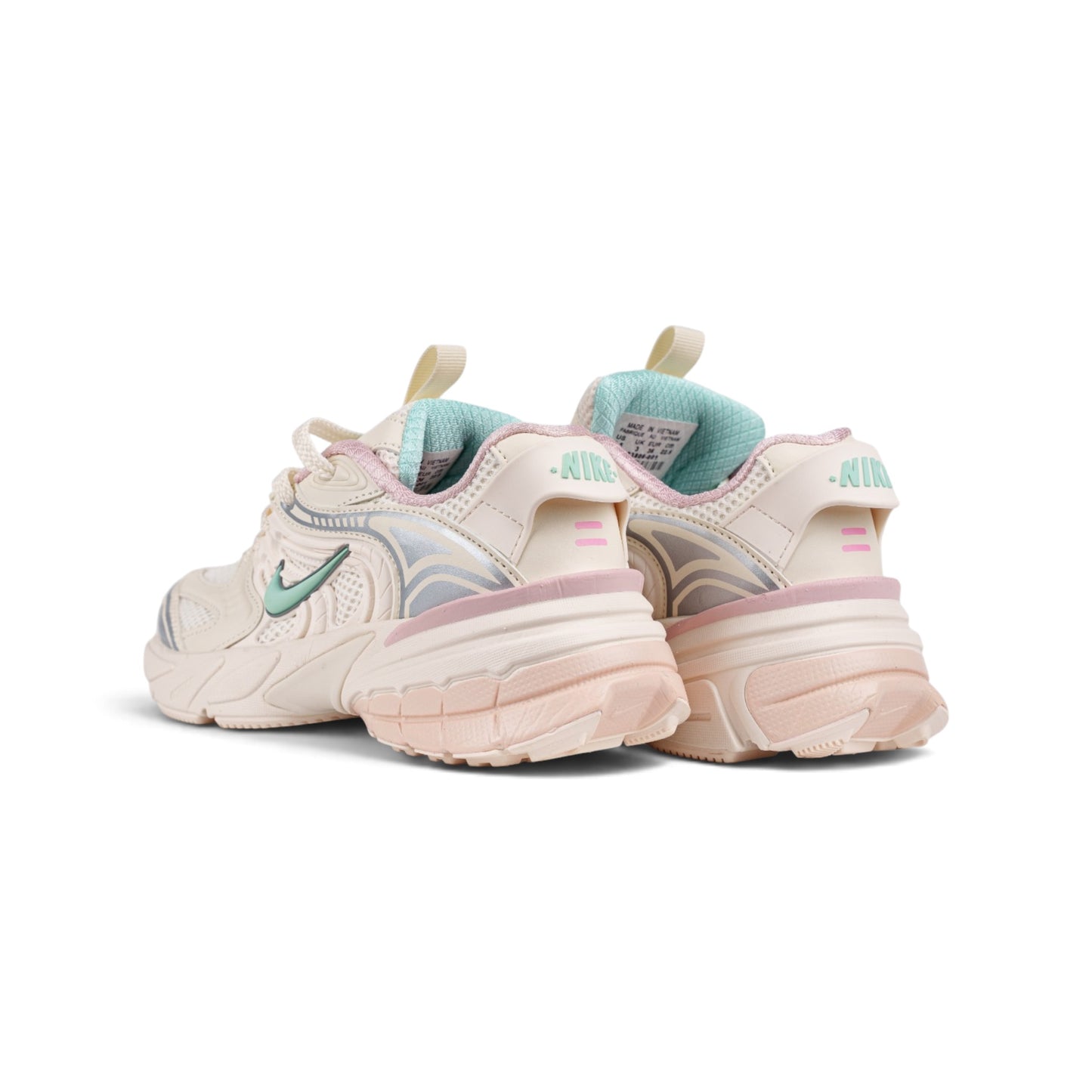 Nike V2K Run белые кроссовки с мятным свушем — вид сзади под углом | GAMEOVERSHOP