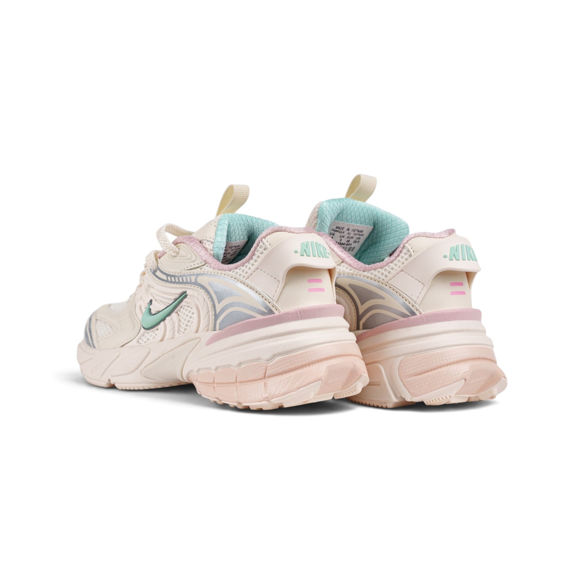 Nike V2K Run белые кроссовки с мятным свушем — вид сзади под углом | GAMEOVERSHOP
