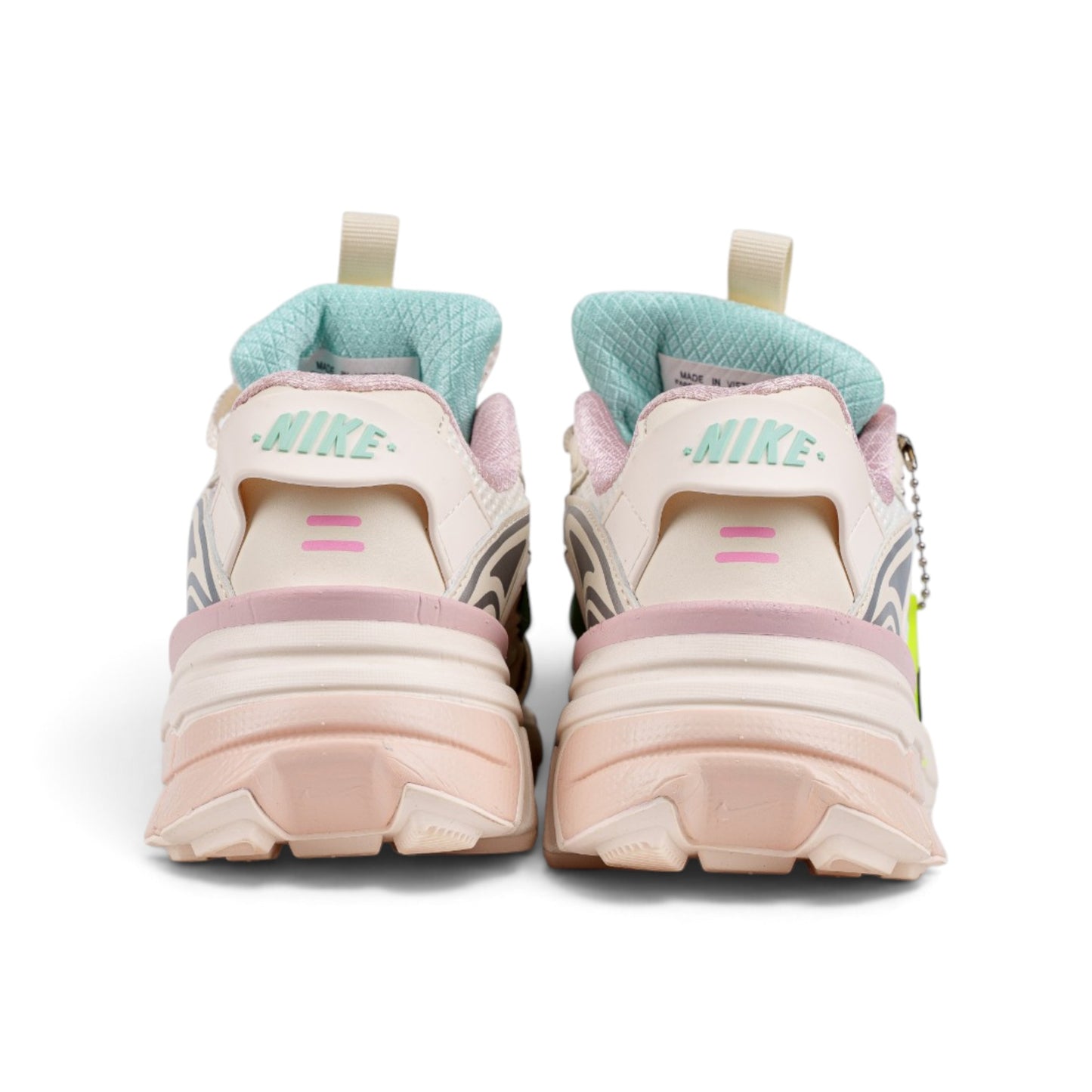 Nike V2K Run белые кроссовки с мятным свушем — вид сзади | GAMEOVERSHOP