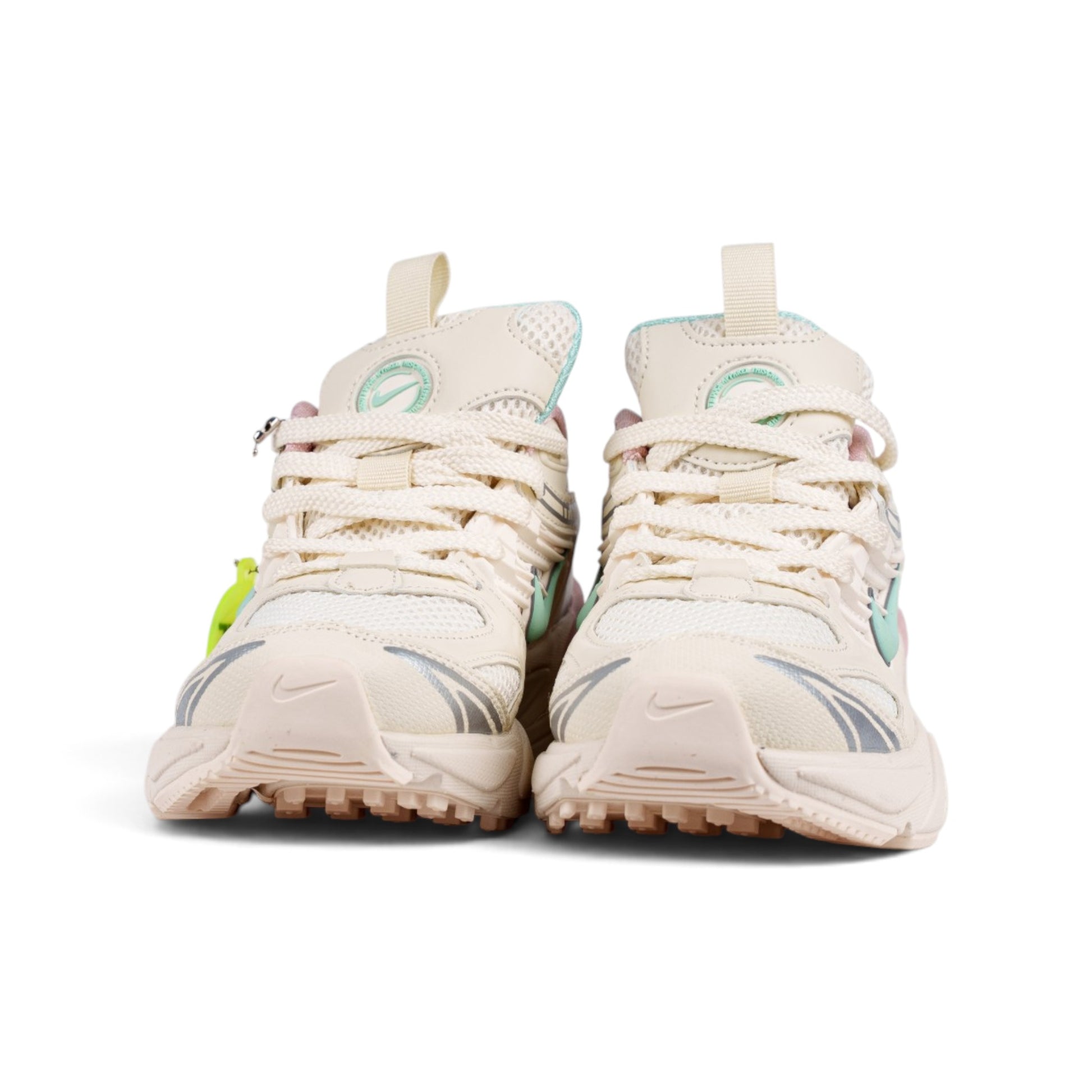 Nike V2K Run белые кроссовки с мятным свушем — вид спереди | GAMEOVERSHOP