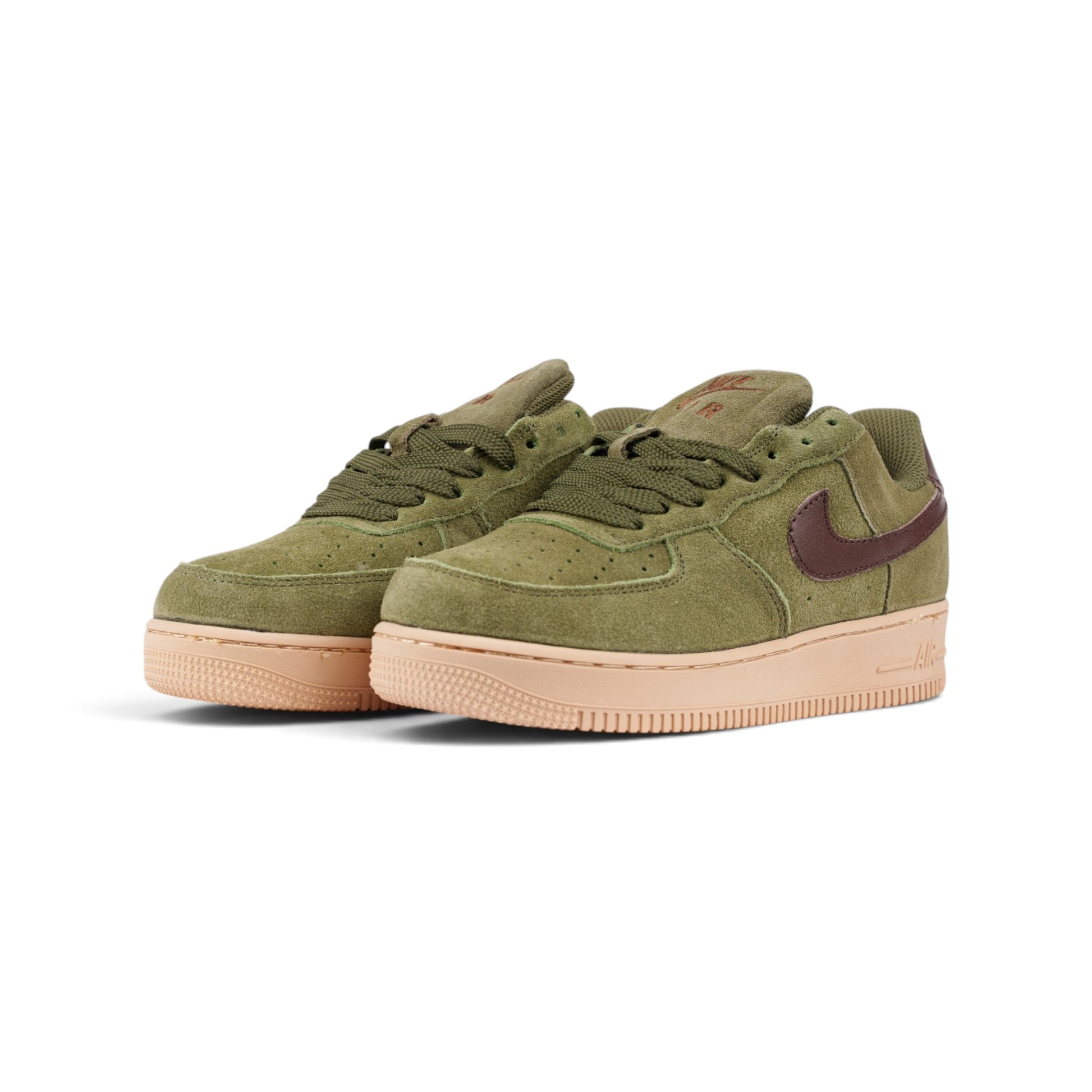 Nike Air Force 1 замшевые кроссовки цвета хаки — пара, вид спереди сбоку | GAMEOVERSHOP