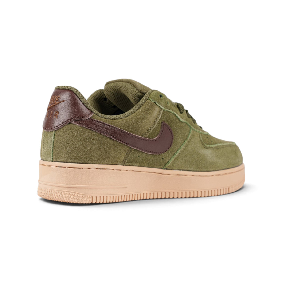 Nike Air Force 1 замшевые кроссовки цвета хаки — вид сзади сбоку | GAMEOVERSHOP