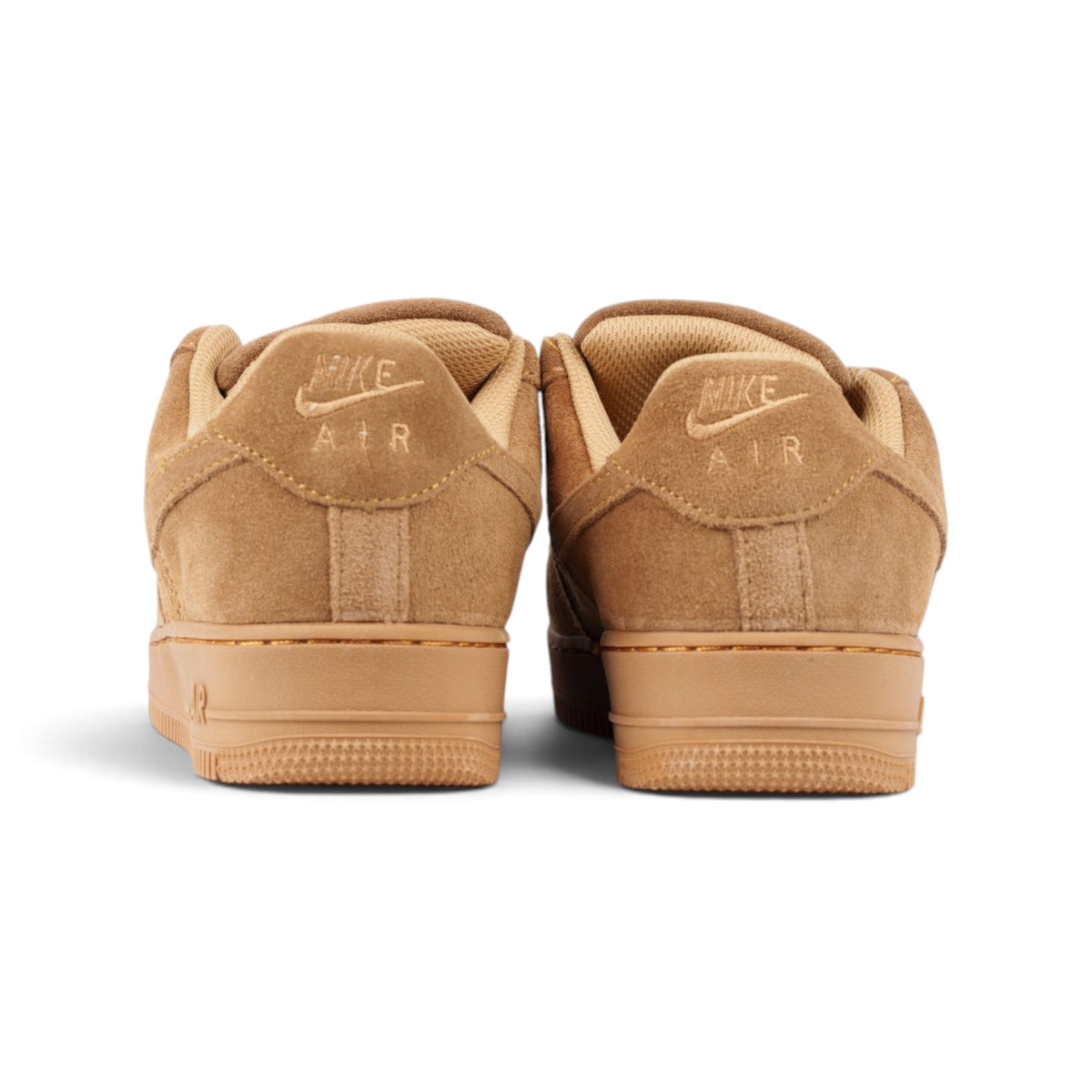 Nike Air Force 1 пшеничные замшевые кроссовки — пара, вид сзади прямо | GAMEOVERSHOP