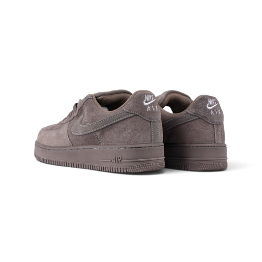 Nike Air Force 1 Low серые замшевые кроссовки — пара, вид сзади | GAMEOVERSHOP