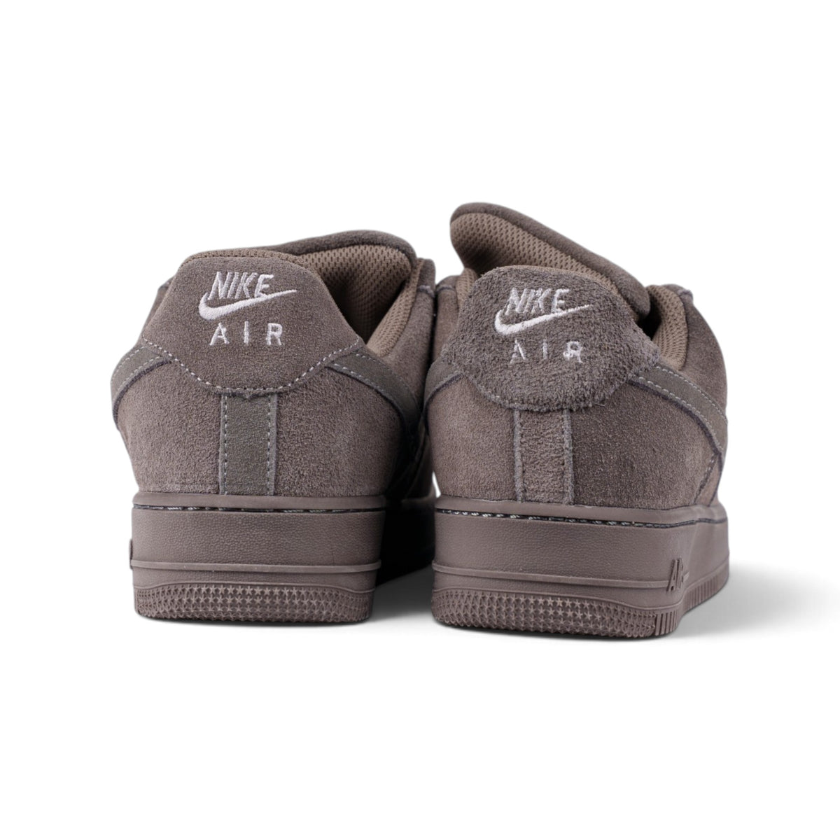 Nike Air Force 1 Low серые замшевые кроссовки — вид сзади, логотип | GAMEOVERSHOP