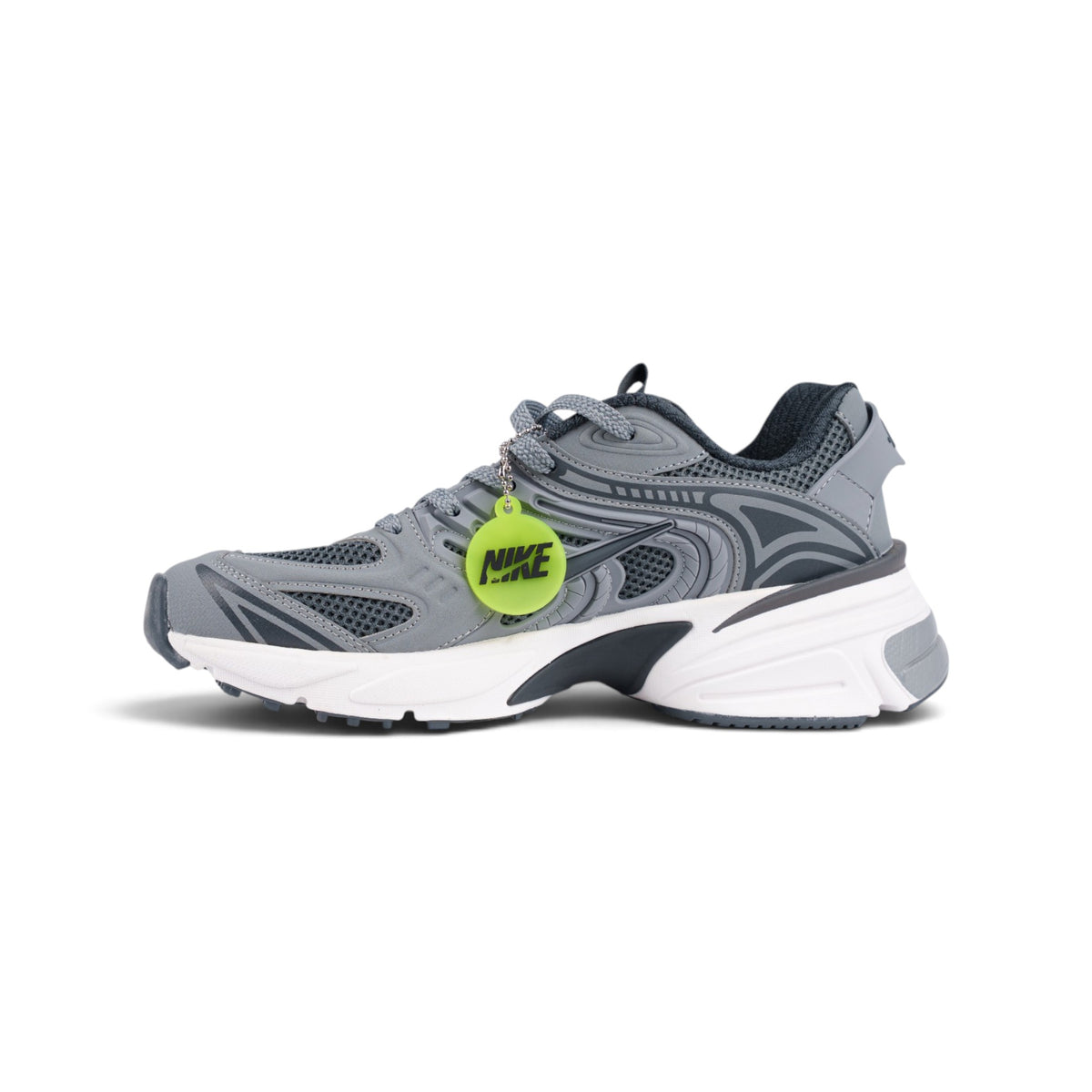 Nike Air Max серые кроссовки — вид сбоку, брелок с логотипом | GAMEOVERSHOP