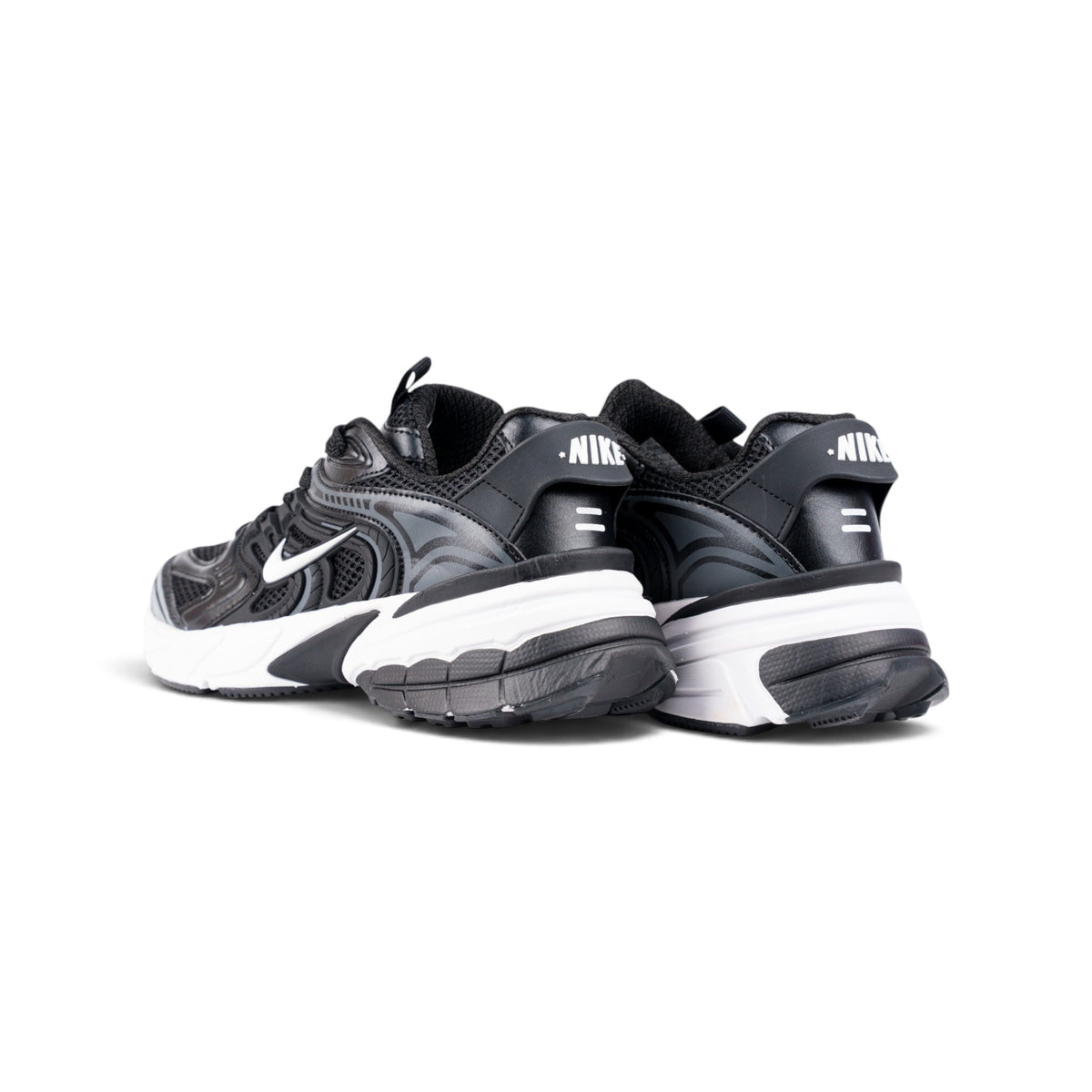 Nike V2K Run чёрные кроссовки — вид сзади под углом | GAMEOVERSHOP