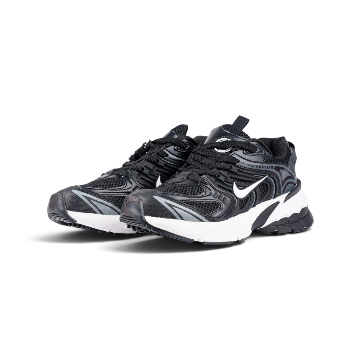 Nike V2K Run чёрные кроссовки — пара, вид спереди сбоку | GAMEOVERSHOP