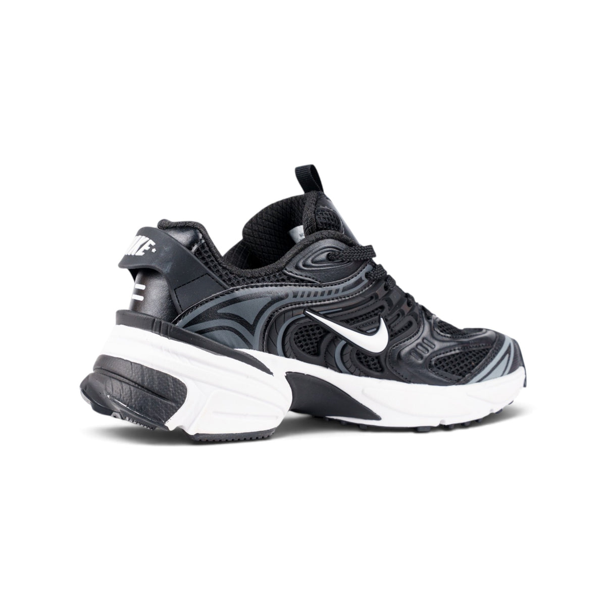Nike V2K Run чёрные кроссовки — вид сбоку крупным планом | GAMEOVERSHOP