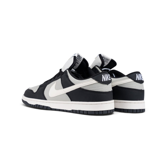 Nike Dunk Low чёрно-серые кроссовки — пара, вид сзади | GAMEOVERSHOP