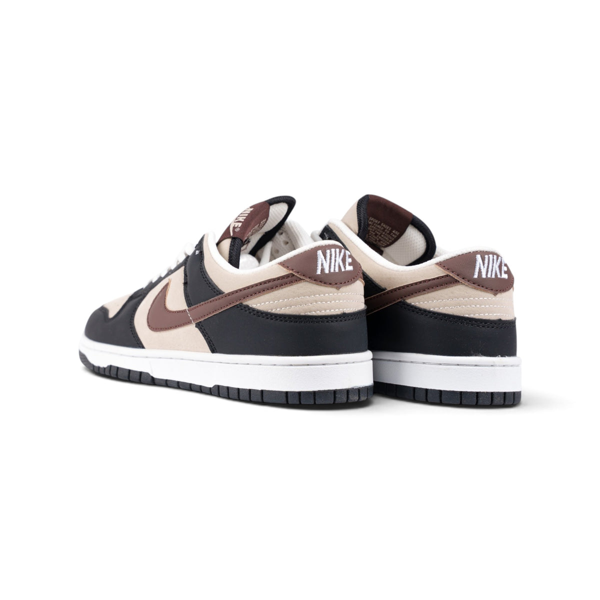 Nike Dunk Low бежево-чёрные кроссовки — пара, вид сзади | GAMEOVERSHOP