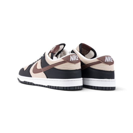 Nike Dunk Low бежево-чёрные кроссовки — пара, вид сзади | GAMEOVERSHOP