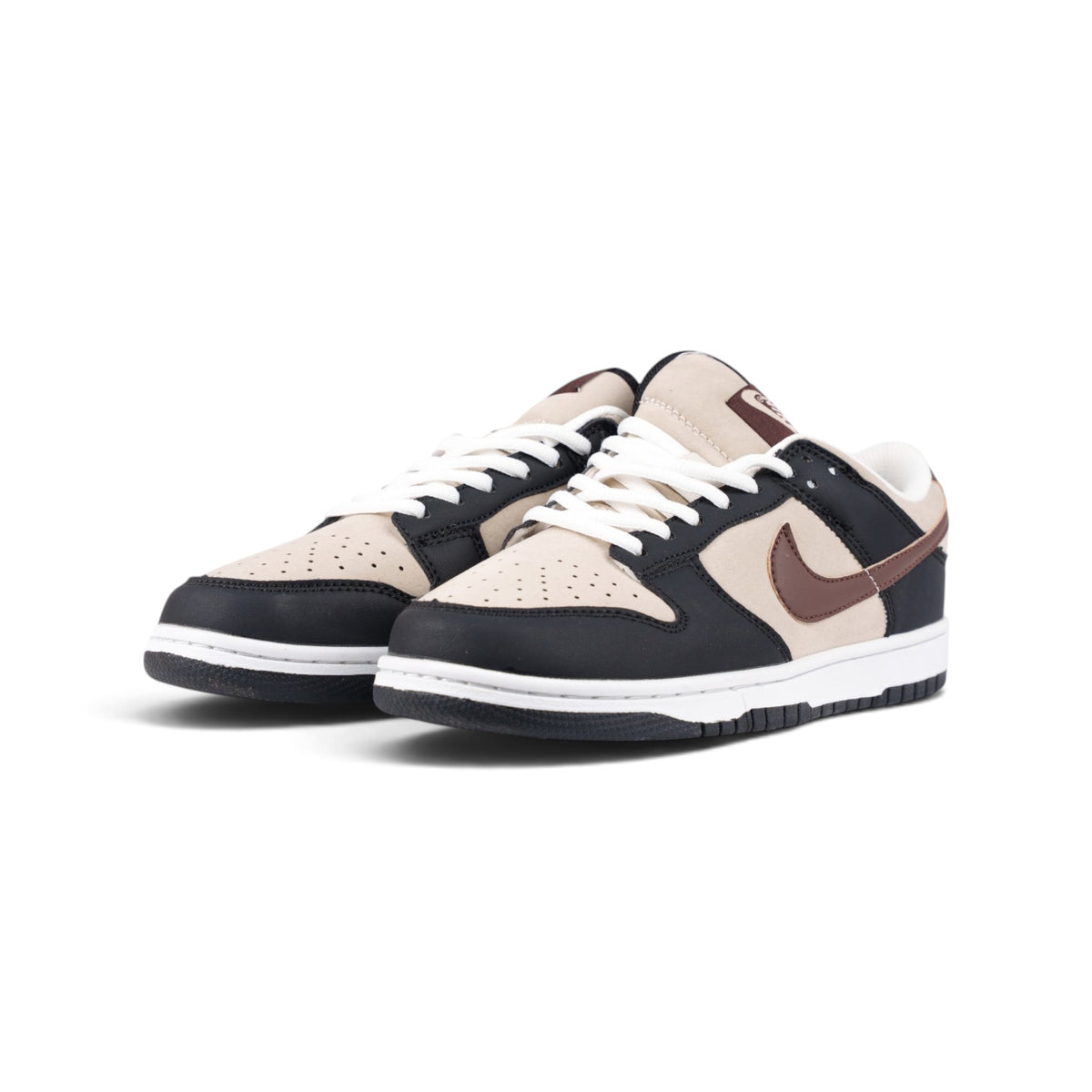 Nike Dunk Low бежево-чёрные кроссовки — пара, вид спереди сбоку | GAMEOVERSHOP