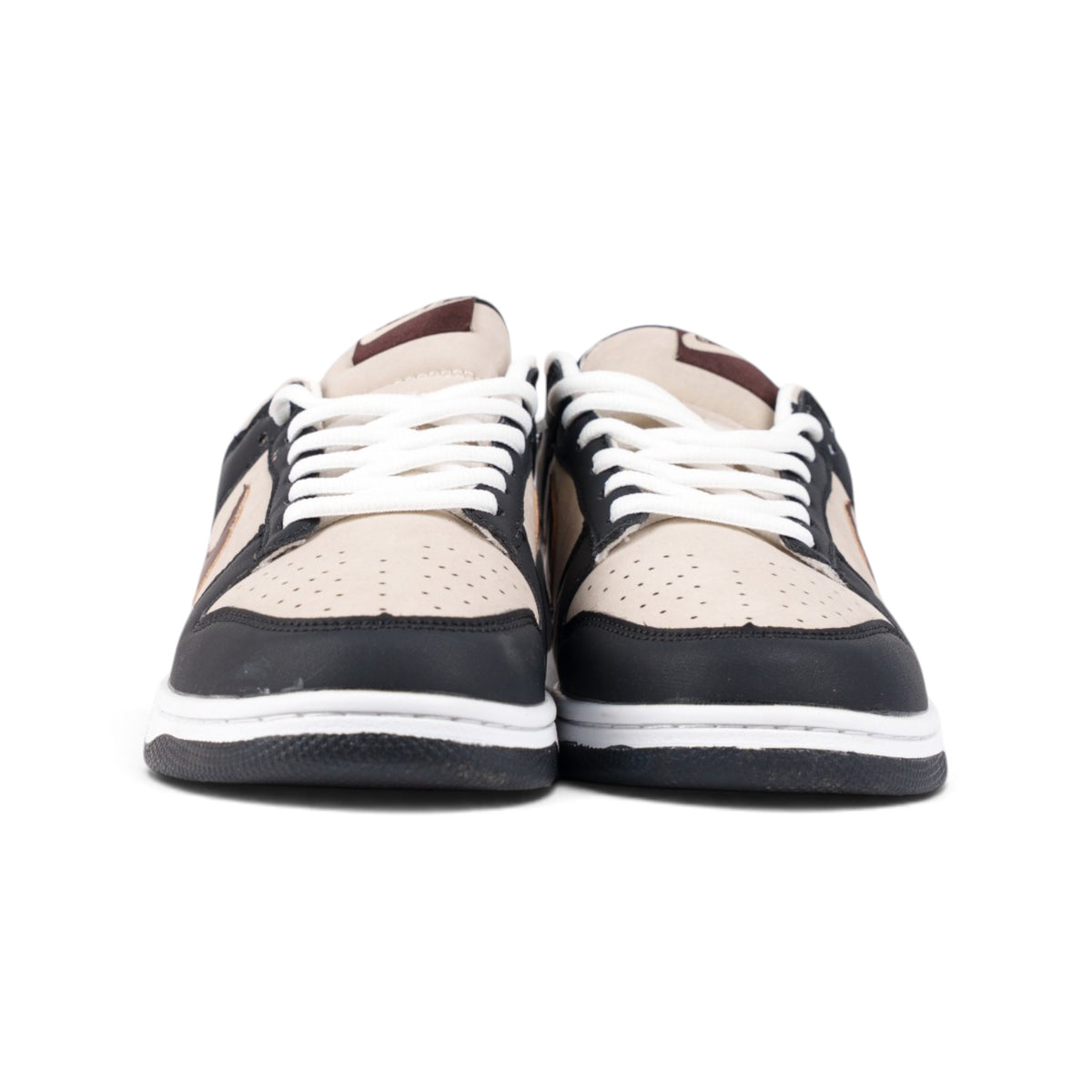 Nike Dunk Low бежево-чёрные кроссовки — вид спереди | GAMEOVERSHOP