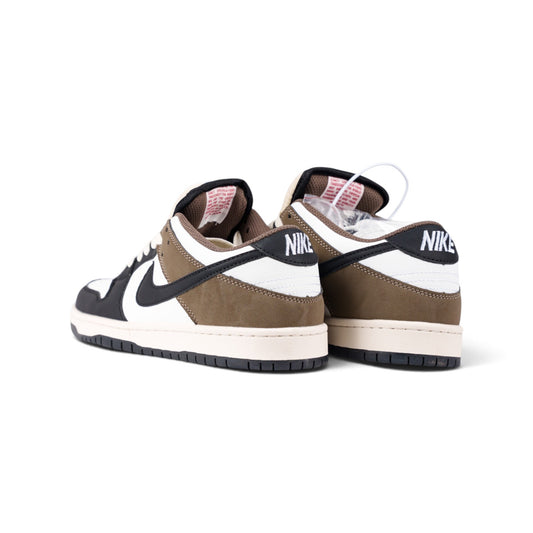 Nike SB Dunk Low бело-коричневые кроссовки — вид сзади, пара | GAMEOVERSHOP