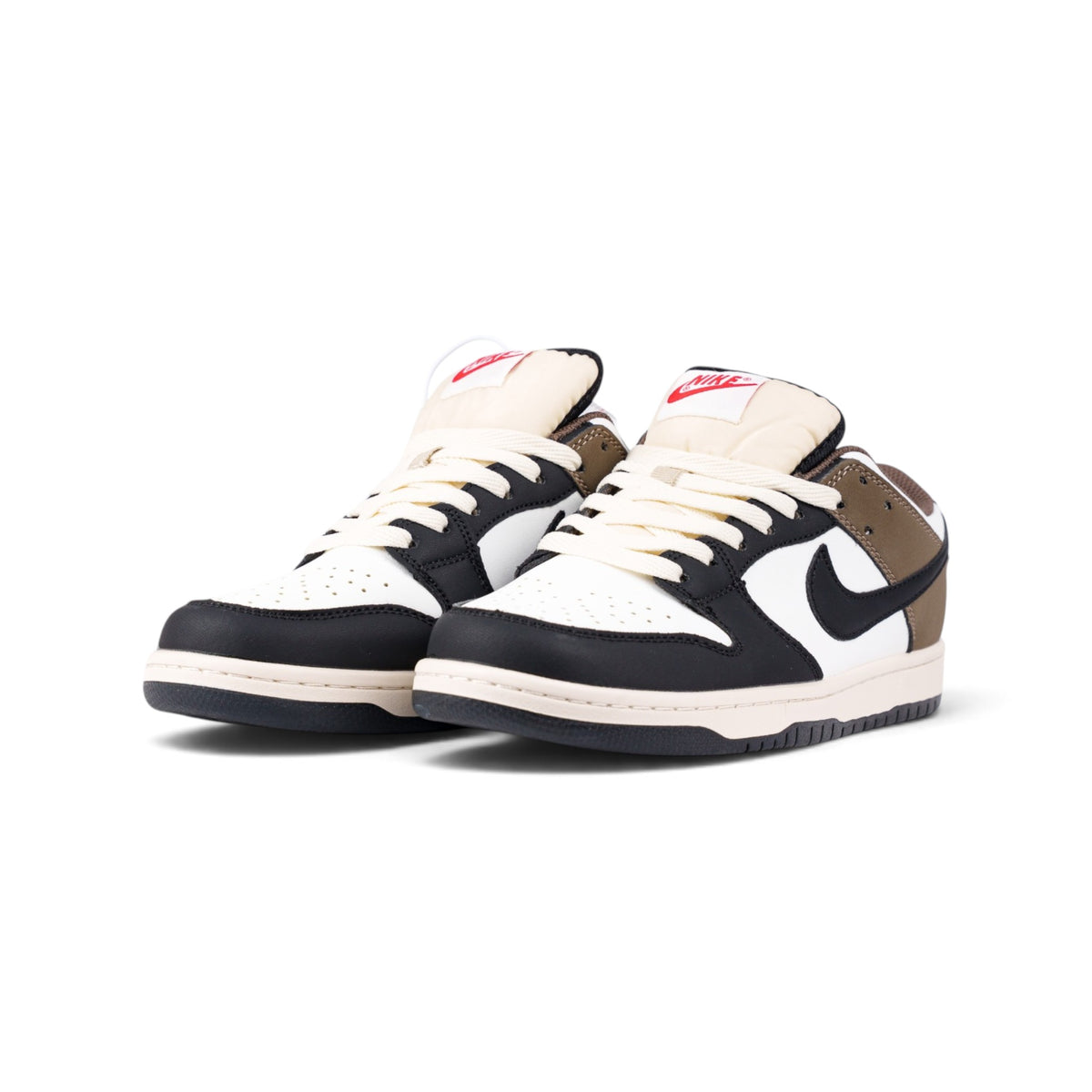 Nike SB Dunk Low бело-коричневые кроссовки — пара, вид спереди сбоку | GAMEOVERSHOP