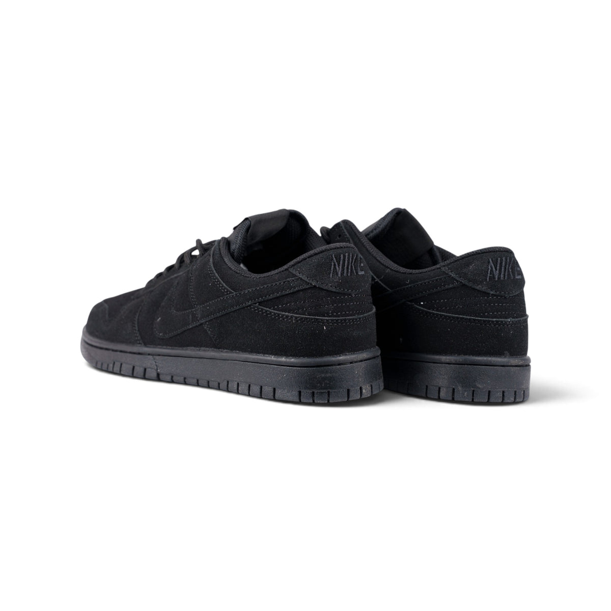 Nike SB Dunk Low чёрные кроссовки — вид сзади, пара | GAMEOVERSHOP