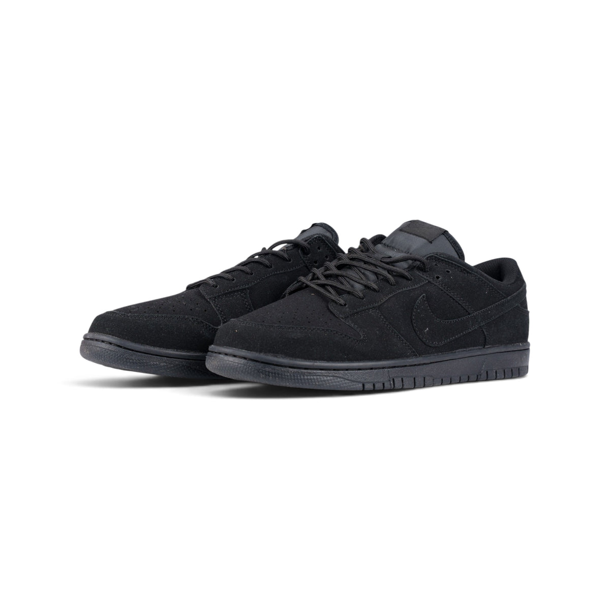 Nike SB Dunk Low чёрные кроссовки — пара, вид спереди сбоку | GAMEOVERSHOP