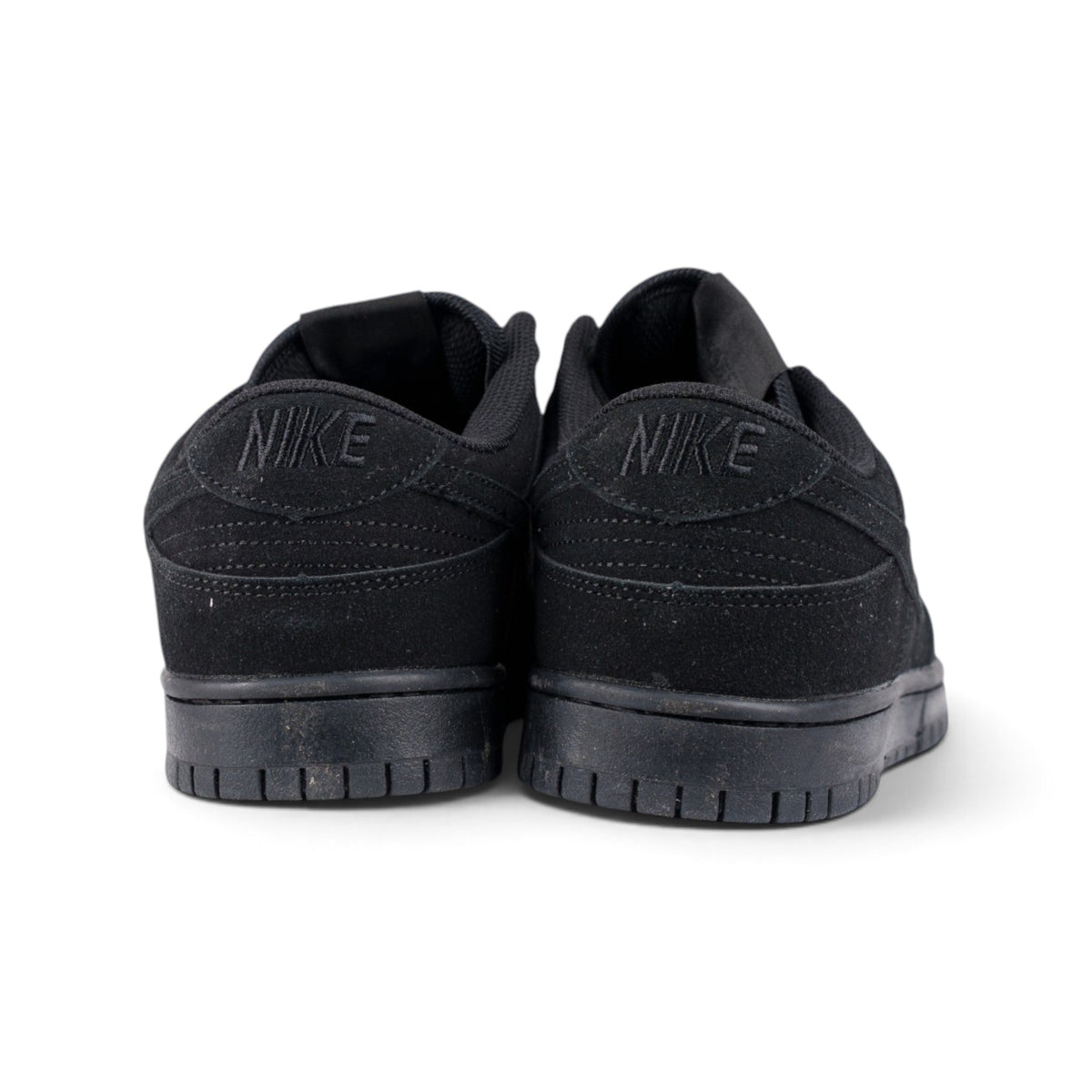 Nike SB Dunk Low чёрные кроссовки — вид сзади, крупный план | GAMEOVERSHOP