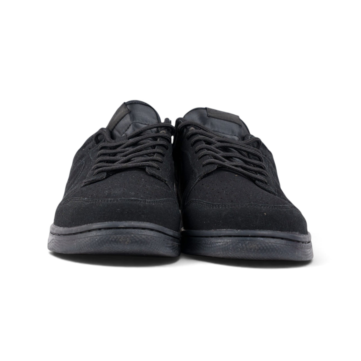 Nike SB Dunk Low чёрные кроссовки — вид спереди, пара | GAMEOVERSHOP