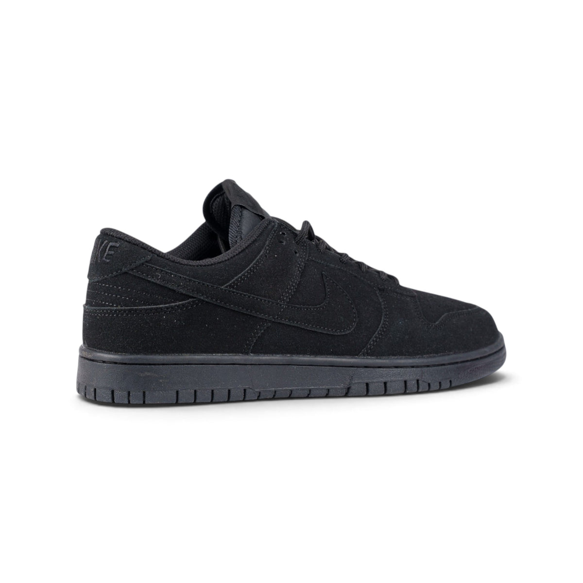 Nike SB Dunk Low чёрные кроссовки — вид сбоку, крупный план на пятке | GAMEOVERSHOP