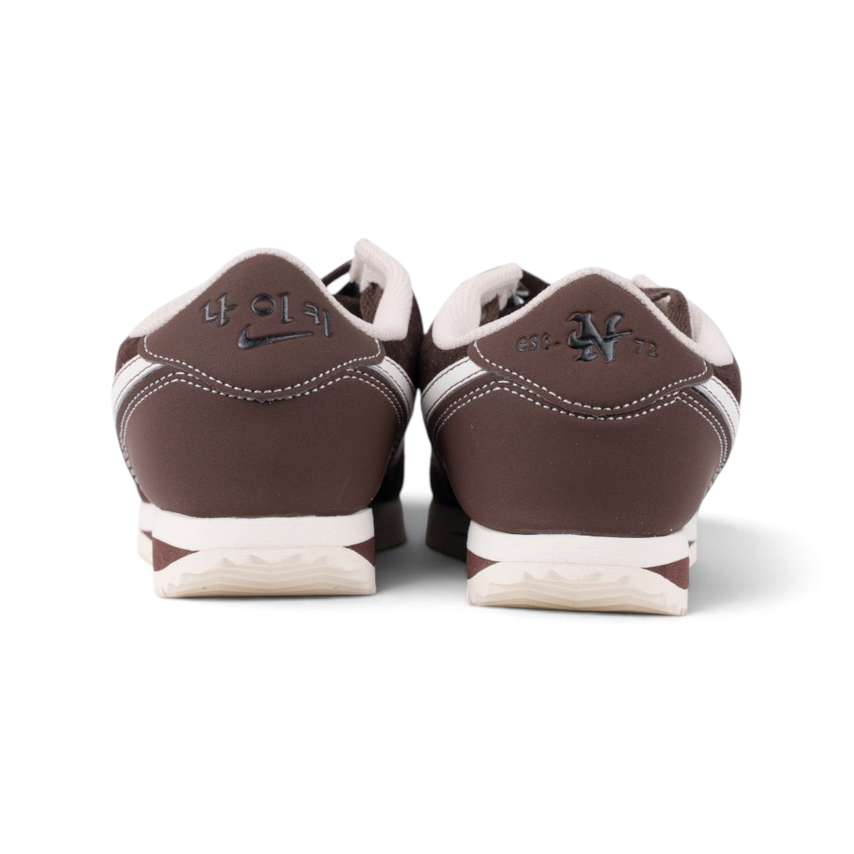 Nike Cortez коричневые замшевые кроссовки — крупный план деталей на пятке | GAMEOVERSHOP