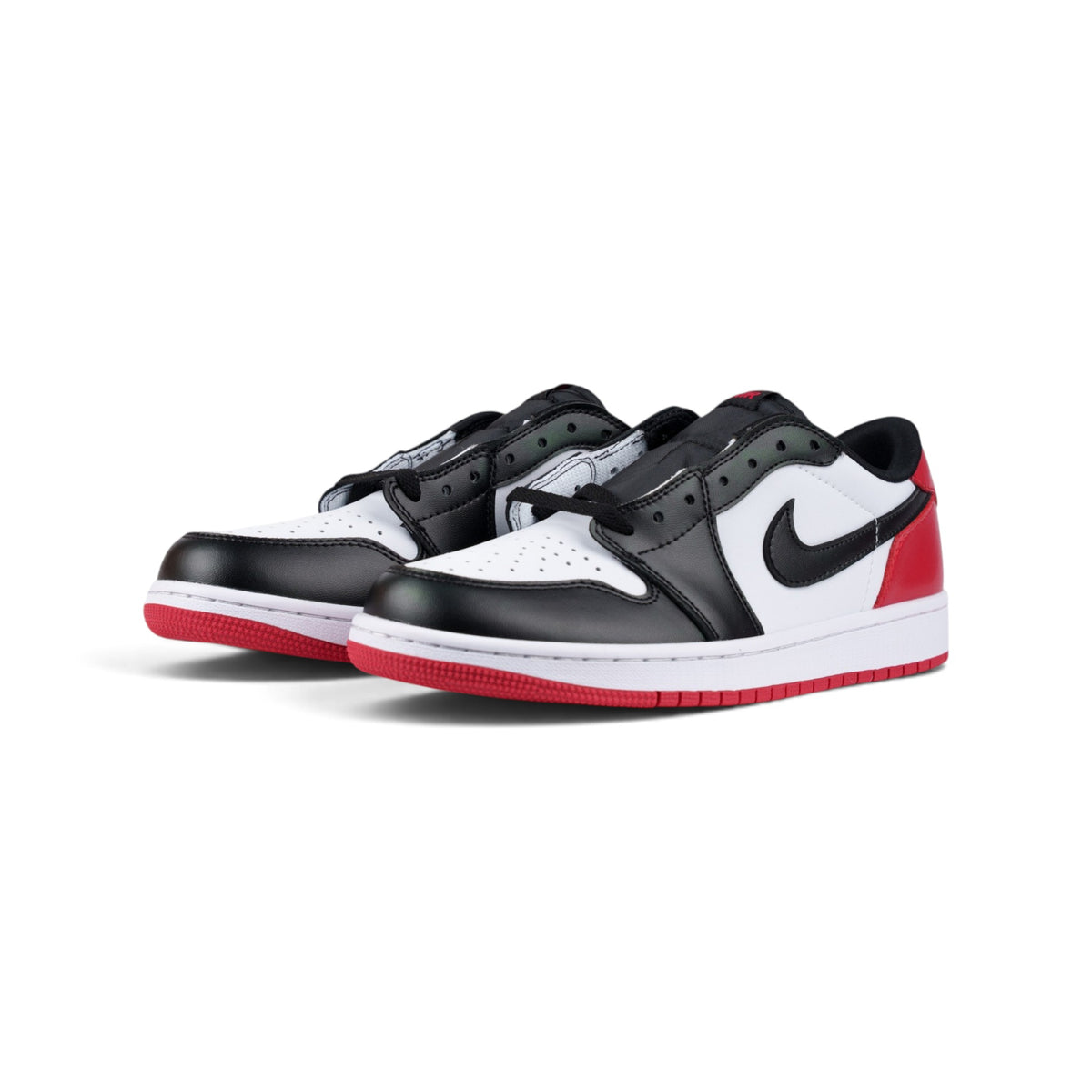 Nike Air Jordan 1 чёрно-белые кроссовки — пара, вид спереди сбоку | GAMEOVERSHOP