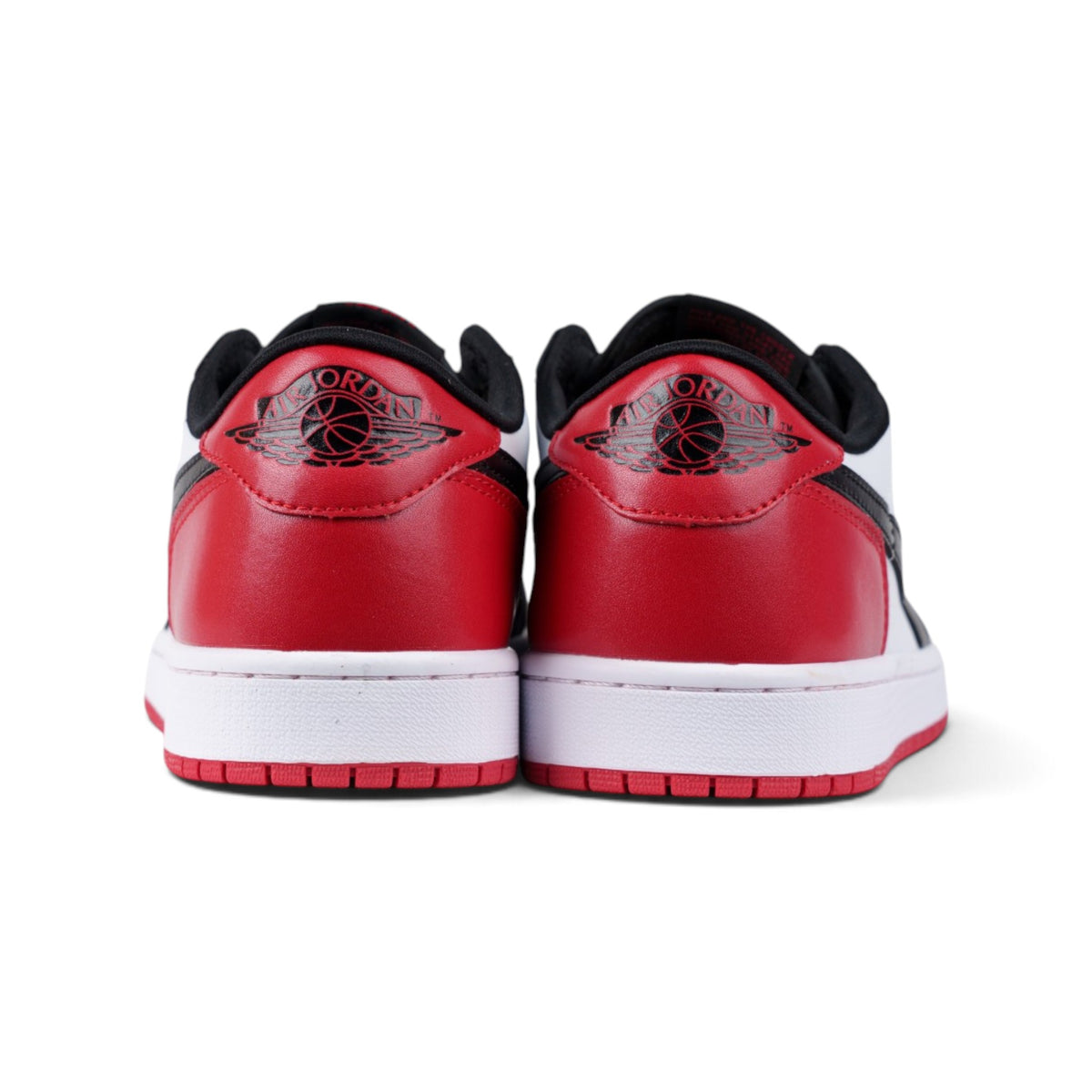 Nike Air Jordan 1 чёрно-белые кроссовки — пара, вид сзади прямо | GAMEOVERSHOP