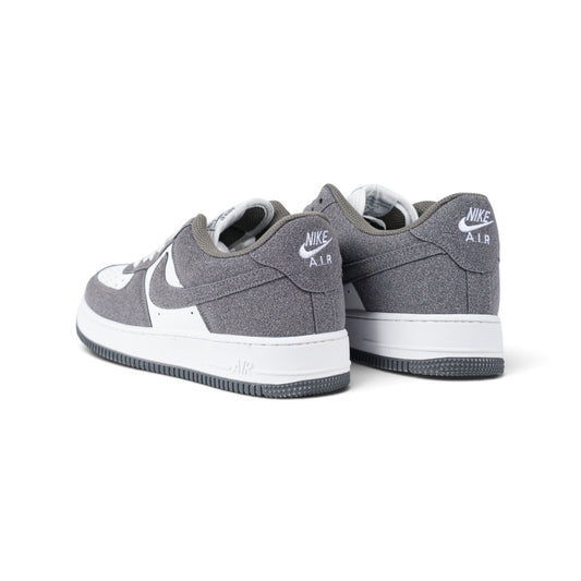 Nike Air Force 1 серые замшевые кроссовки — пара, вид сзади | GAMEOVERSHOP