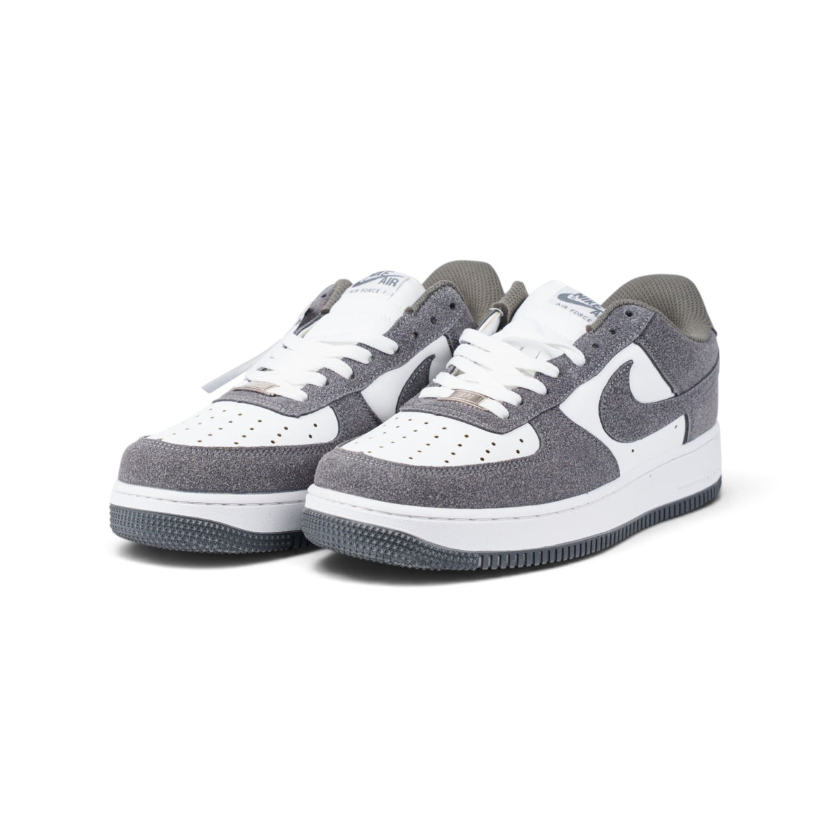 Nike Air Force 1 серые замшевые кроссовки — пара, вид спереди сбоку | GAMEOVERSHOP