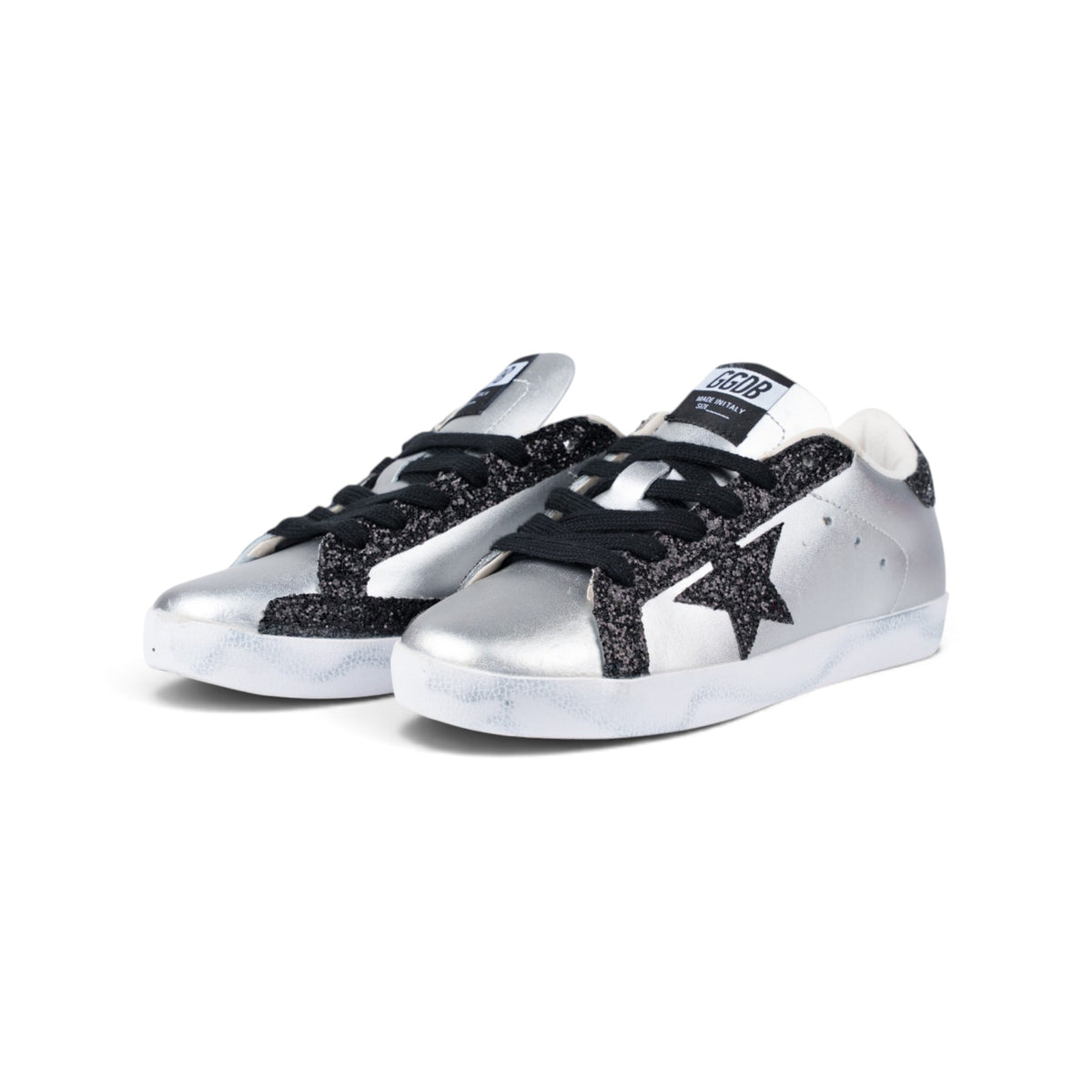 Golden Goose Superstar серебристые кроссовки с чёрным глиттером — пара, вид спереди сбоку | GAMEOVERSHOP
