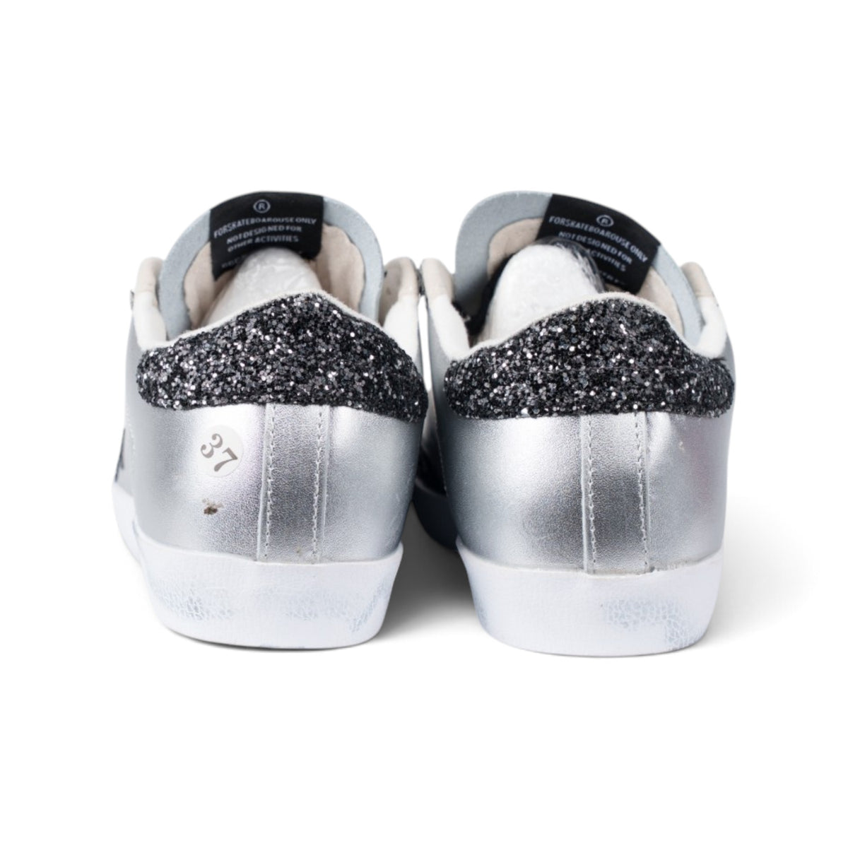 Golden Goose Superstar серебристые кроссовки с чёрным глиттером — пара, вид сзади | GAMEOVERSHOP