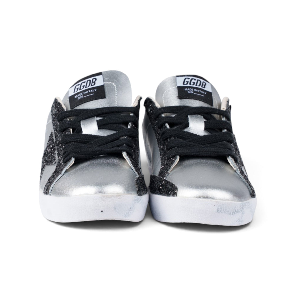 Golden Goose Superstar серебристые кроссовки с чёрным глиттером — пара, вид спереди | GAMEOVERSHOP