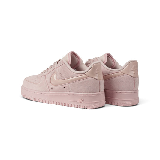Nike Air Force 1 розовые замшевые кроссовки — пара, вид сзади | GAMEOVERSHOP