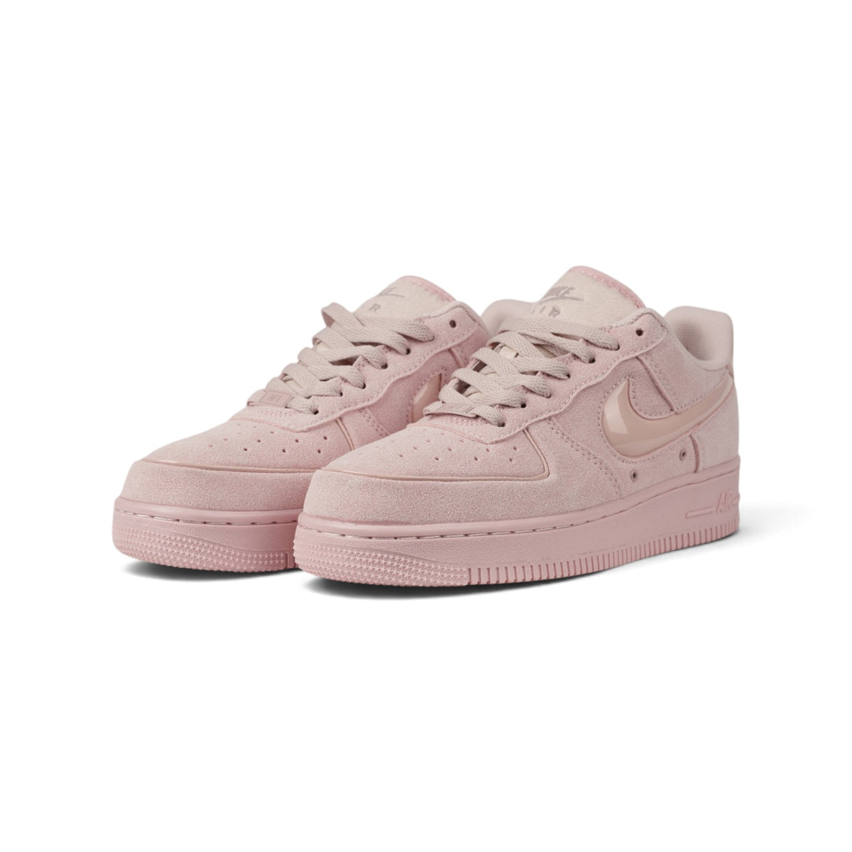 Nike Air Force 1 розовые замшевые кроссовки — пара, вид спереди сбоку | GAMEOVERSHOP