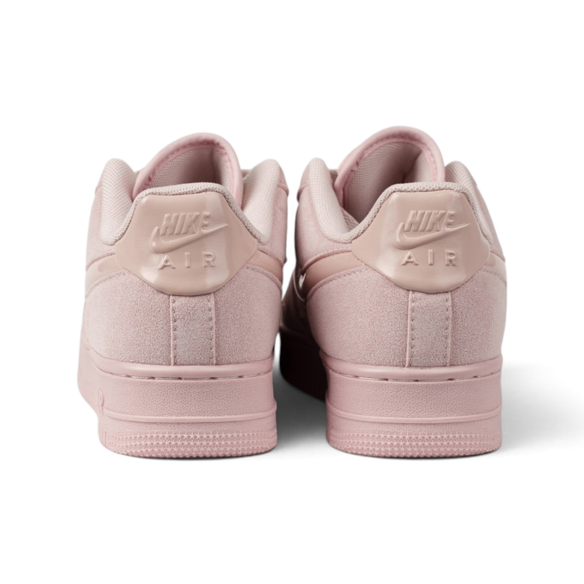 Nike Air Force 1 розовые замшевые кроссовки — пара, вид сзади прямо | GAMEOVERSHOP